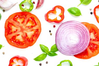 Renkli gıda desen yaptı kırmızı biber, soğan, domates ve fesleğen yaprakları