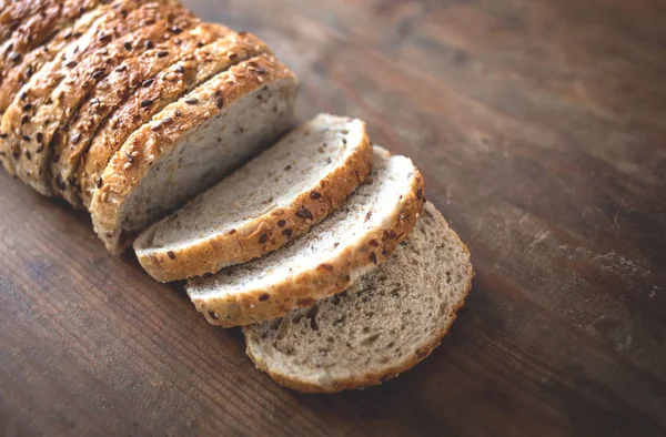 Kepekli Ekmek Karanlık Rustik Ahşap Arka Plan Üzerine Dilimlenmiş — Stok fotoğraf