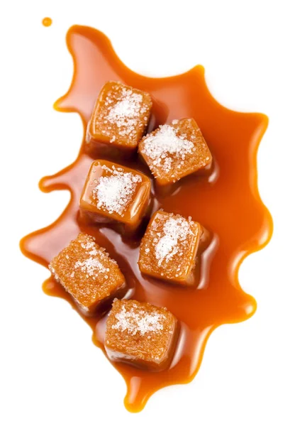 Caramelos Salados Trozos Caramelo Salsa Cobertura Aislados Sobre Fondo Blanco — Foto de Stock