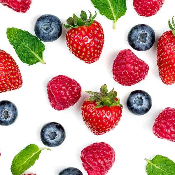 Kreative Muster Mit Verschiedenen Frischen Beeren Isoliert Auf Weißem Hintergrund — Stockfoto