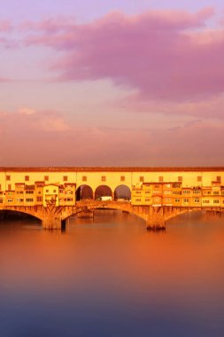 Ponte Vecchio Floransa, İtalya Arno Nehri üzerinde güzel günbatımı manzarası. Floransa Avrupa'nın popüler bir turistik yer.