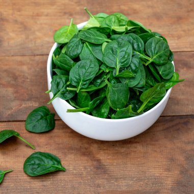 Rustik ahşap zemin üzerine kase taze bebek ıspanak