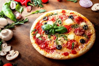 Gıda katkı maddeleri ve mantar, domates, peynir pizza yapmak için baharat kadar yakın ve ahşap arka plan üzerinde fesleğen yaprağı