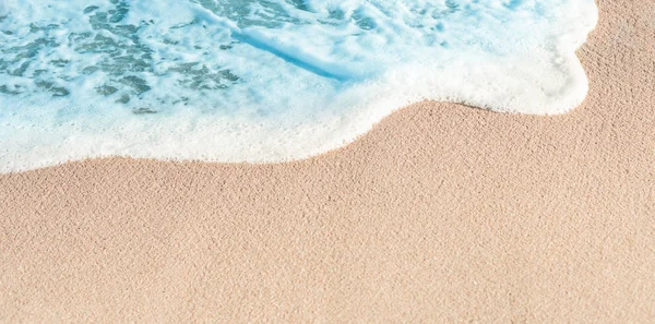 Απαλό Κύμα Της Μπλε Του Ωκεανού Στην Άμμο Καλοκαίρι — Φωτογραφία Αρχείου