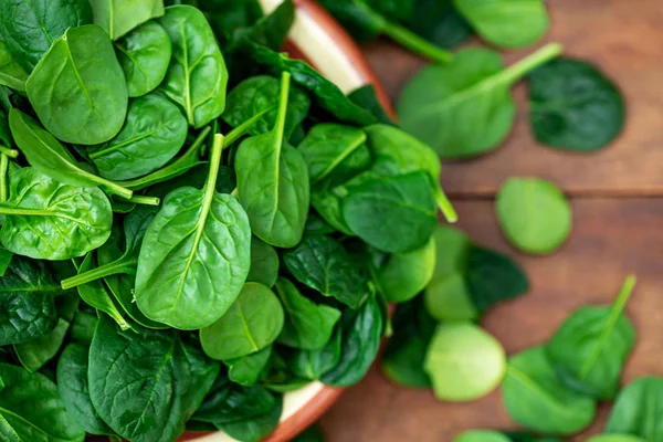 Feuilles Épinards Verts Frais Dans Plat Sur Fond Bois — Photo