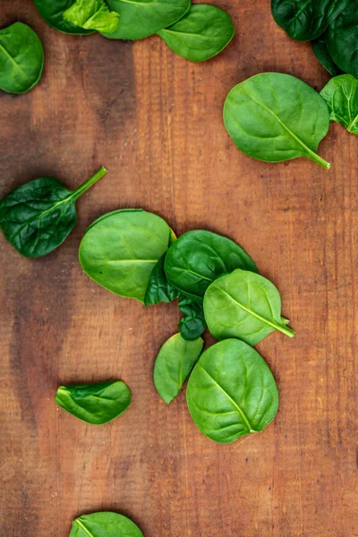 Feuilles Bébé Épinards Verts Frais Sur Fond Bois — Photo