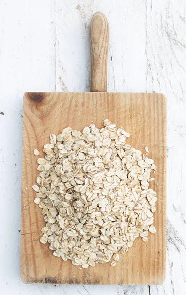 Harina Avena Sobre Tabla Cortar Sobre Mesa Madera Blanca —  Fotos de Stock