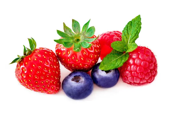 关闭新鲜浆果混合在白色背景下分离 成熟的覆盆子 草莓和薄荷叶 — 图库照片