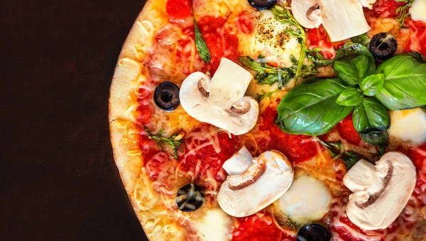 Pizza Fresca Con Champiñones Tomates Queso Hojas Albahaca Sobre Una — Foto de Stock