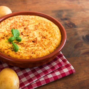 Geleneksel İspanyol omleti ahşap masa üzerinde toprak içinde