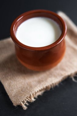 toprak kap koyu arka plan üzerinde ekşi krema, yakın çekim