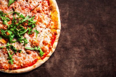 Sıcak pizza dilimi dört peynir peynir ve roka üzerinde erime ile 
