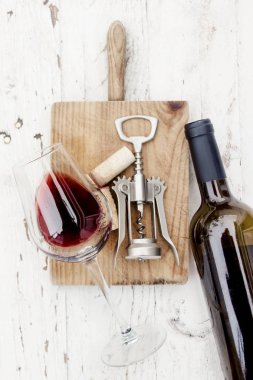 Şarap tatma kavramı - şişe kırmızı şarap, cam ve tirbuşon