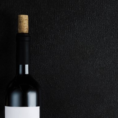 Tirbuşon siyah taş zemin, kazanmak üzerine şarap şişe