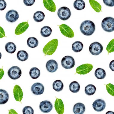 Yaban mersini yaprağı ile yaratıcı desen yaptı. Taze berry f