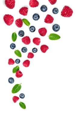 Beyaz bir arka plan üzerinde izole Berry karışımı. Düşen çilek, Ra