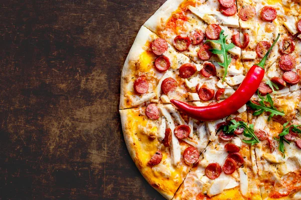 Varm kryddig pizza slice med Pepperoni, smältande ost och röd c — Stockfoto