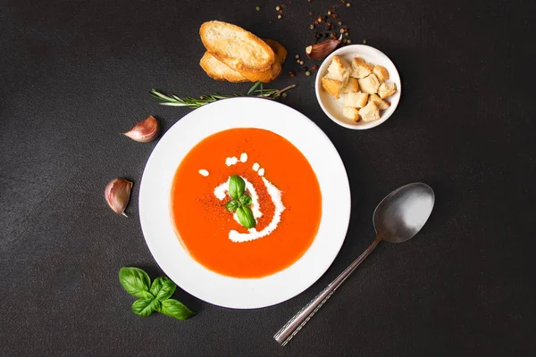 Tomaten crème soep in een witte kom met kruiden en croutons op — Stockfoto