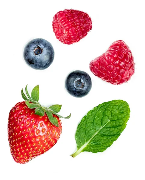 Süße Beeren mischen sich isoliert auf weißem Hintergrund. Reihe von reifen Raspeln — Stockfoto