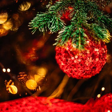 Soyut pırıl pırıl ışıklar ile Noel ağacı ve süslemeleri. 