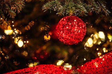 Soyut gitmek ile bulanık arka plan üzerinde Dekore Noel ağacı