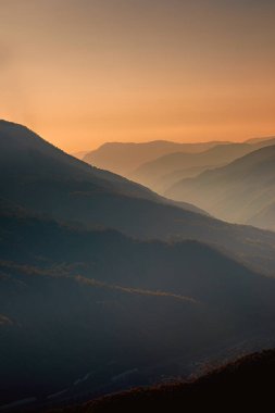 Dağlar manzarası. Gün batımında güzel dağ zirveleri.