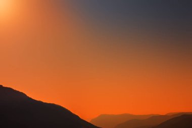 Dağlar manzarası. Gün batımında güzel dağ zirveleri. Panoram