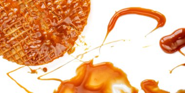 Beyaz b izole karamel sos ile karamel ince yuvarlak gözleme