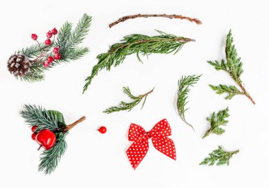 Çeşitli köknar ağacı dallarıyla Noel yaratıcı düzeni, dekora