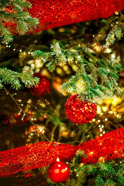 Weihnachtsbaum und Weihnachtsschmuck mit hängender roter Kugel — Stockfoto