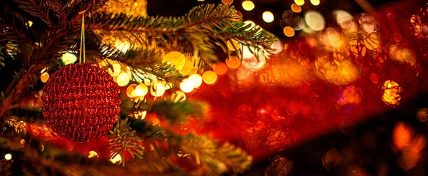 Διακοσμημένο χριστουγεννιάτικο δέντρο σε θολή φόντο με αφηρημένη μετάβαση — Φωτογραφία Αρχείου