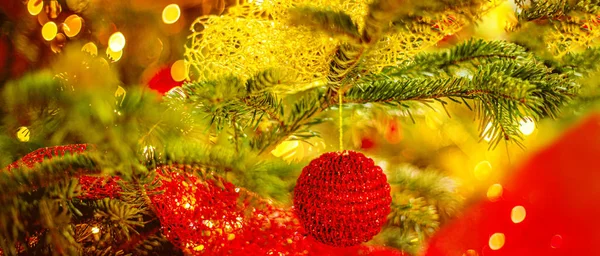 Árbol de Navidad y decoraciones de Navidad con adornos rojos y bl — Foto de Stock