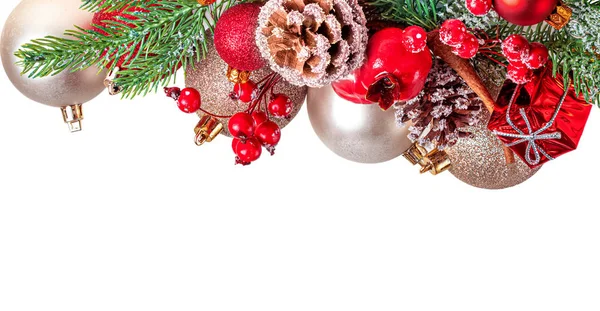 Vánoční kompozice s jedlovými větvemi, dekoracemi a o — Stock fotografie