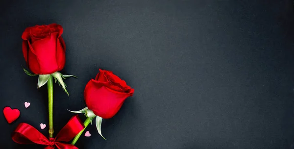 Krásné Valentines den pozadí s červenými růžemi a srdce na — Stock fotografie