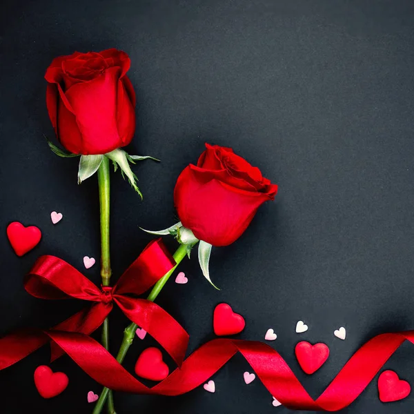 Krásné Valentines den pozadí s červenými růžemi a srdce na — Stock fotografie