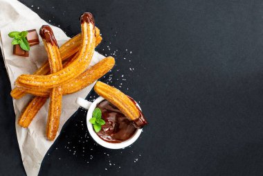Çikolata soslu ve naneli Churros.
