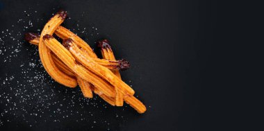Sırtında şeker ve çikolata sosu olan geleneksel Churros.