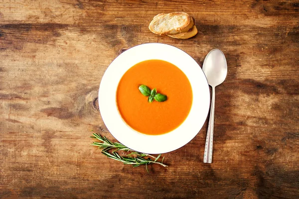 Soupe de citrouille et de carotte sur fond de pierre noire. Végétarien — Photo