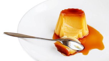 Kremalı karamel, flan veya tatlı şuruplu karamel pudingi. 