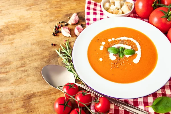 Вегетарианский осенний тыквенный суп из морковного крема на деревянном столе. T — стоковое фото
