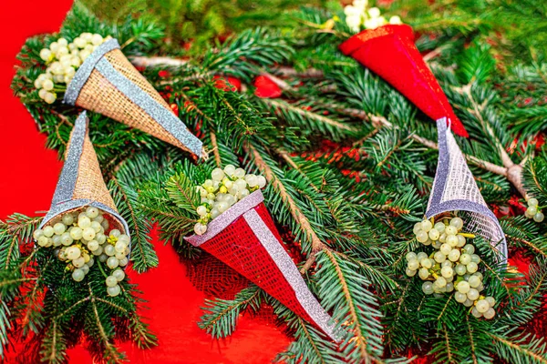 Tannenzweige, Mistelpflanze und Weihnachtsdekoration auf dem Markt — Stockfoto