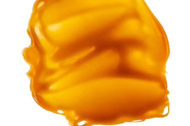 Eritilmiş karamel sosu beyaz arka planda izole edilmiş. Akçaağaç şurubu döküldü. Soyut 