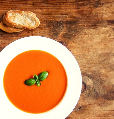 Ahşap masada vejetaryen sonbahar balkabağı kremalı havuç çorbası. Üst Manzara. Boşluğu Kopyala