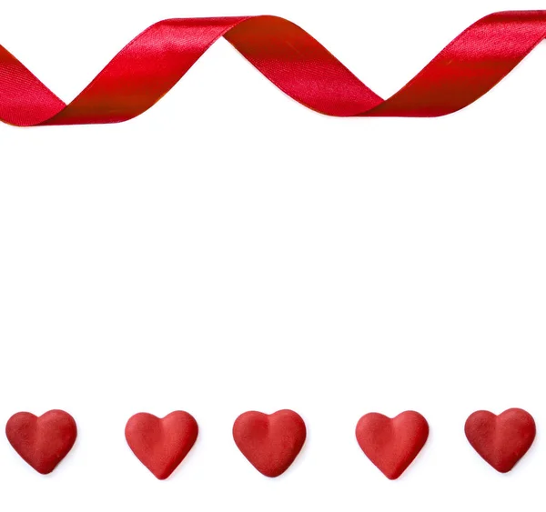 バレンタインデー ハートと赤のサテン リボン フレーム フラットが横たわっていた 白い背景に分離 — ストック写真