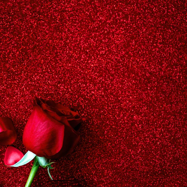 Valentýn Pozadí Růžemi Stuhou Lukem Srdíčky Třpytivém Červeném Papíru Kopírovacím — Stock fotografie