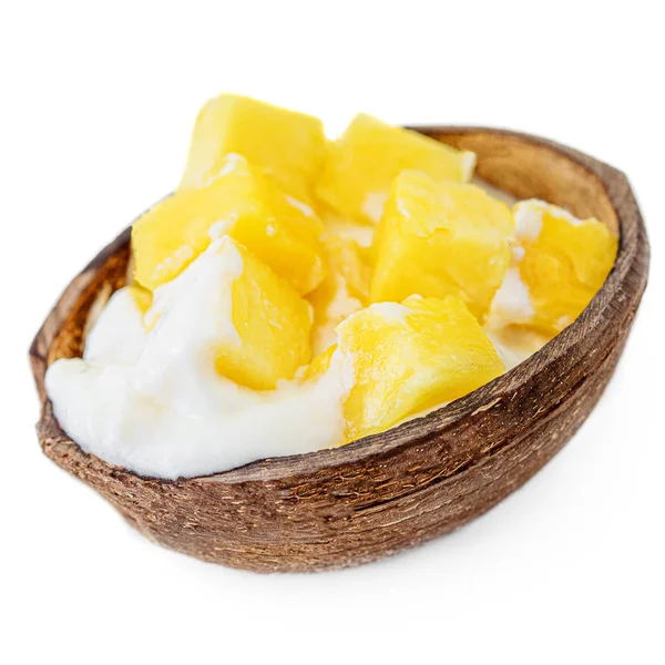 Postre exótico - Yogur de coco y trozos de mango dulce. Congelado I — Foto de Stock