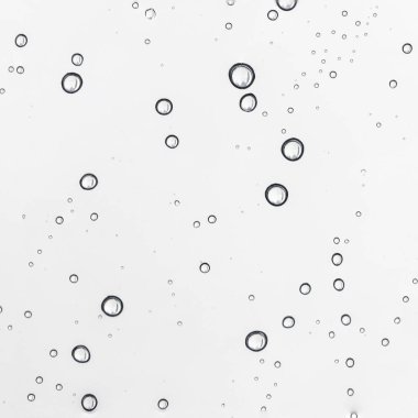 Temiz pencereye yağmur damlaları düşer. Doğal yağmur damlası deseni