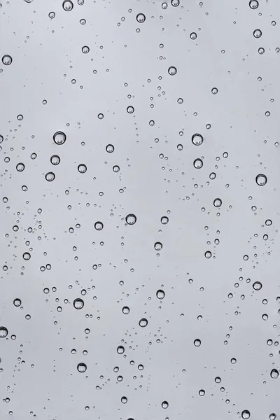 Дождевая вода капает на чистое окно. Капли дождя естественным образом — стоковое фото
