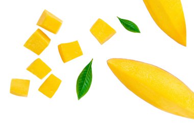 Yapraklı mango meyvesi ve beyaz torbaya izole edilmiş mango.