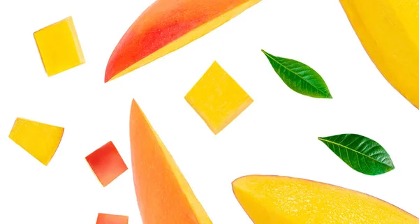 Patrón de frutas de mango. Rodajas de mango con hojas aisladas en whi — Foto de Stock